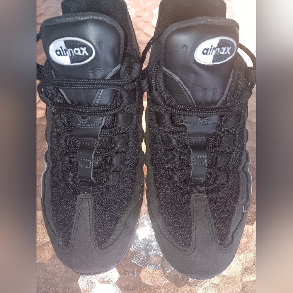 Nike Black Sneakers Low-Top Athletic Style